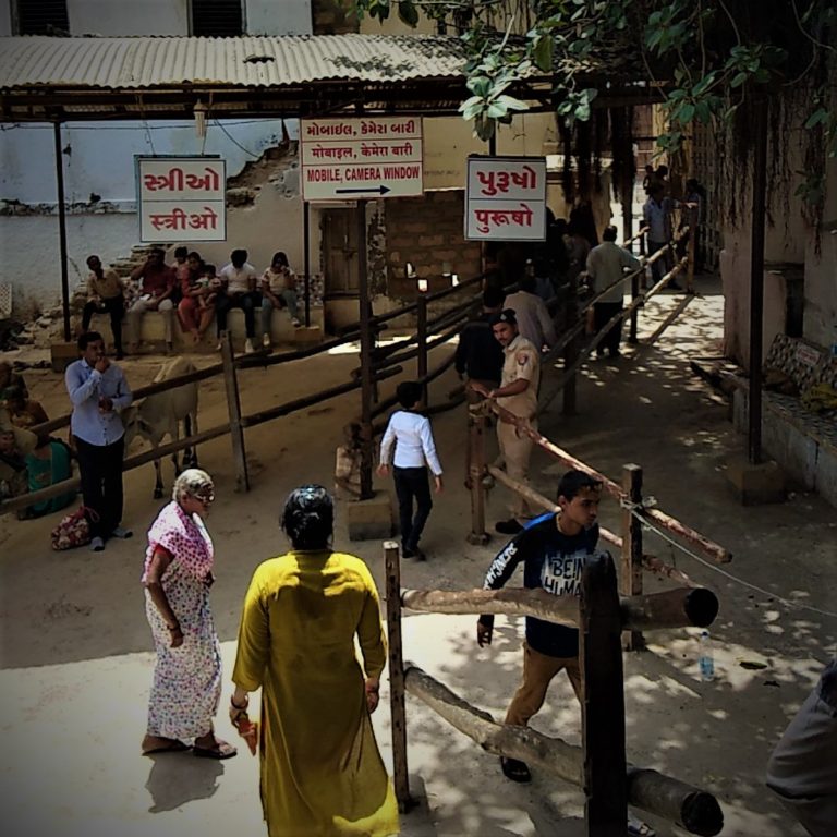 Queue for temple