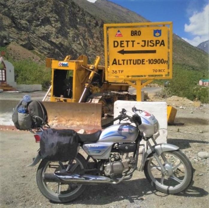 100 cc bike near Jispa signboard